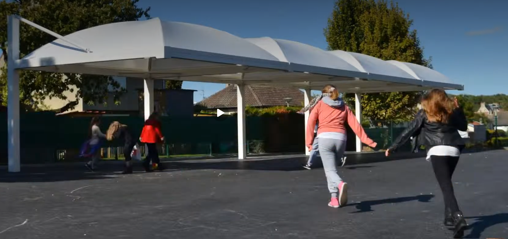 Inu Média a réalisé les visuels de la campagne publicitaire d'un fabricant de préaux solaires